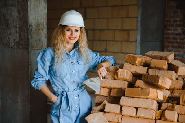 Praca na budowie - kobieta budowlaniec