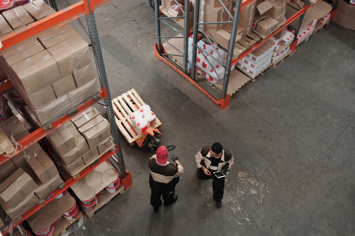 Jak elastyczne formy zatrudnienia pomagają zarządzać sezonowością w produkcji i logistyce
